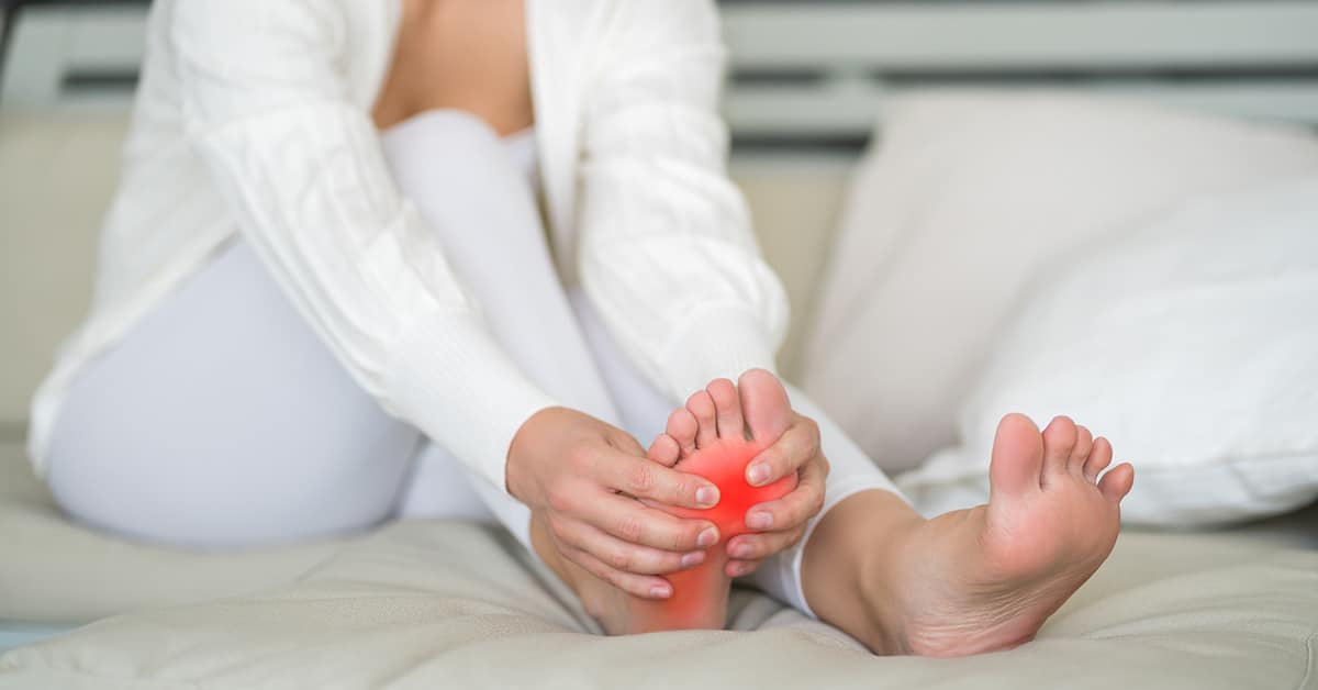 basketball-player-with-sports-injury woman suffering foot pain